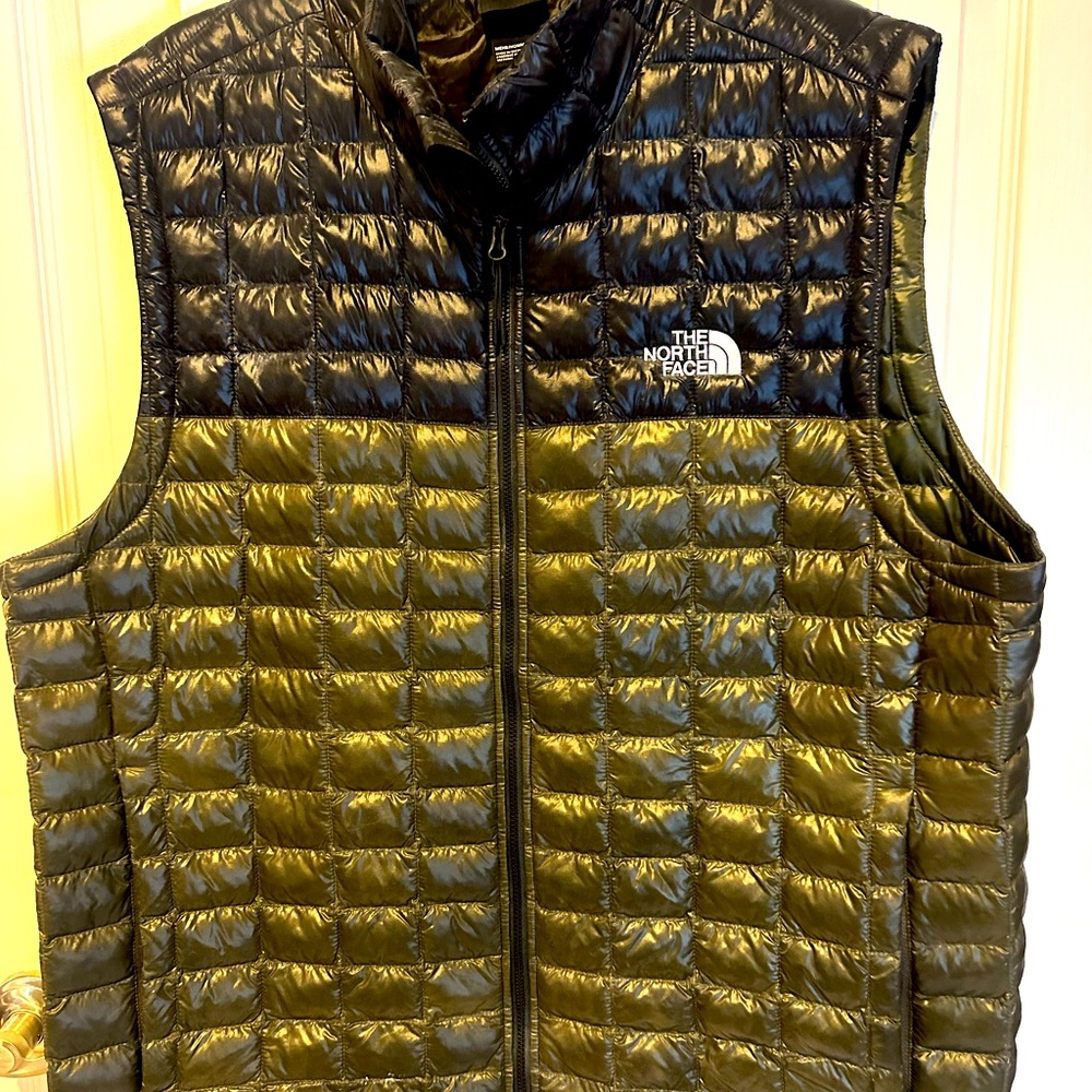 The North Face Men’s Vest. XL, Black/Green. Gently worn. Excellent condition